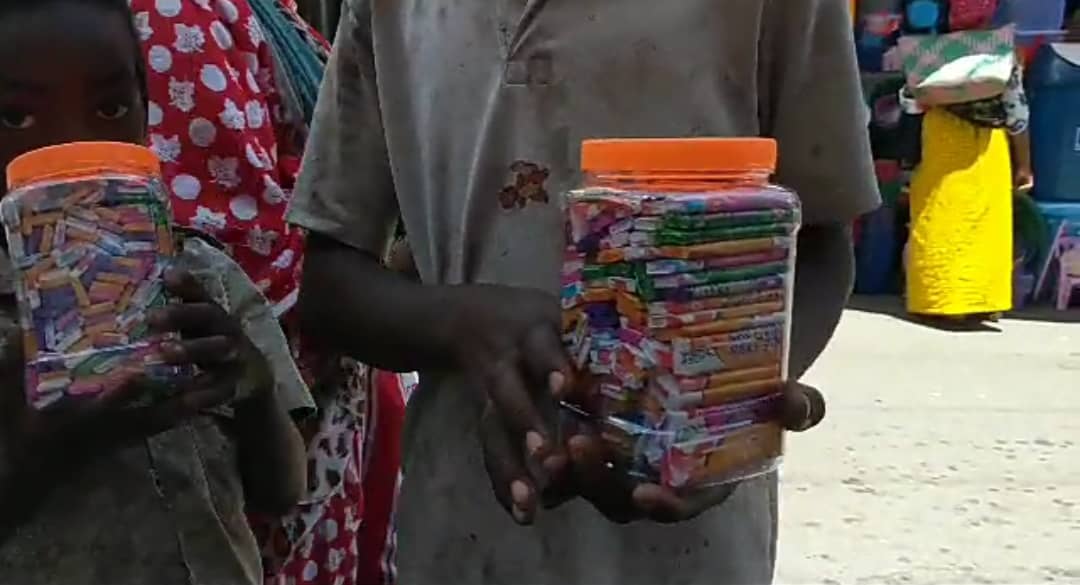 image Des centaines de cartons de Chewing-gum périmé en vente à Mutsamudu